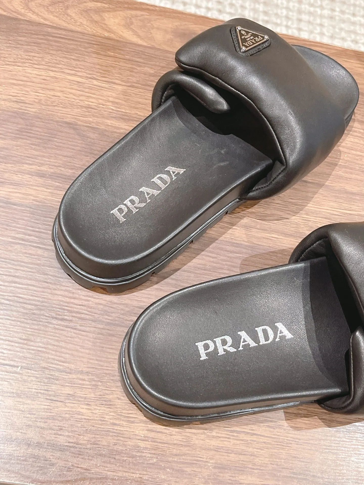 💕💕Factory direct selling price p440💕💕 💕💕Factory direct selling price pRADA Prada 2023 new bread slippers, super soft and comfortable item. Both the upper and the lining are made of sheepskin, and the entire water table is wrapped in sheepskin🐏It seems simple, but relatively expensive❕The three layers of sponge inside are exclusively customized and the sole rubber foam Not ordinary 💕💕Factory direct selling price pU foam bottom strictly follows the essence of the original version! Size：35-41M